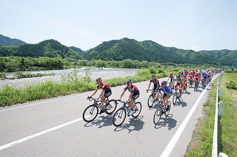 長良川沿いを走るメイン集団