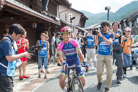 スタート前、報道陣に囲まれる新城選手