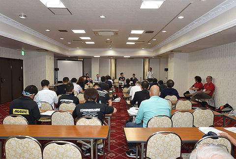 ドライバーズミーティング、コミッセール会議