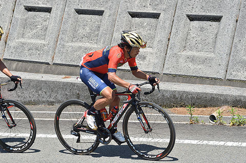 レース序盤落車に巻き込まれた新城