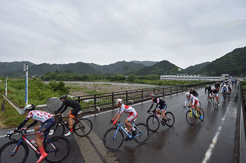 睦橋を行くメイングループ