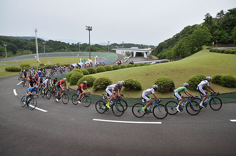 日本競輪学校内を行くメイン集団