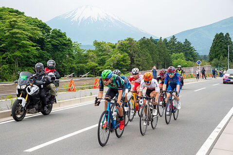 先行する7人