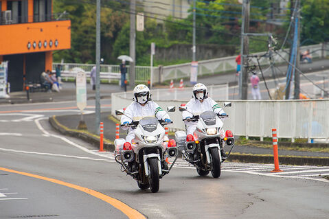 先行する白バイ隊