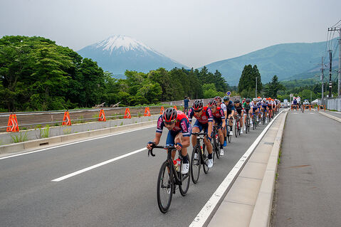 メイン集団を引く宇都宮ブリッツェン