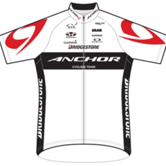 チームジャージデザインを受け継ぐウエアが手に入る！ ANCHOR